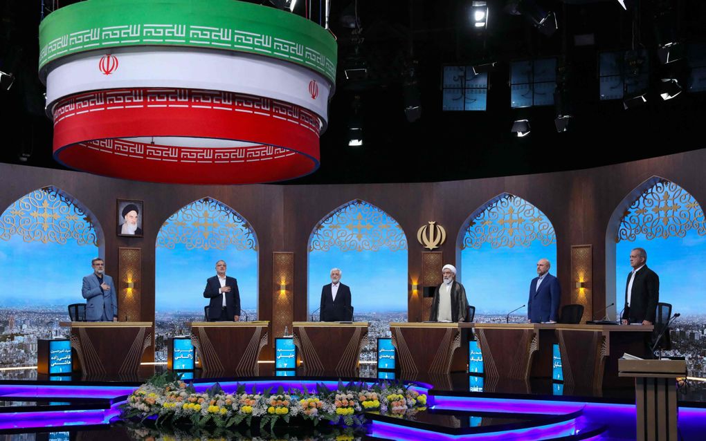 De zes kandidaten voor de Iraanse presidentsverkiezingen in debat voor de Iraanse televisie. beeld AFP,/Iribnews, Morteza Fakhrinejad