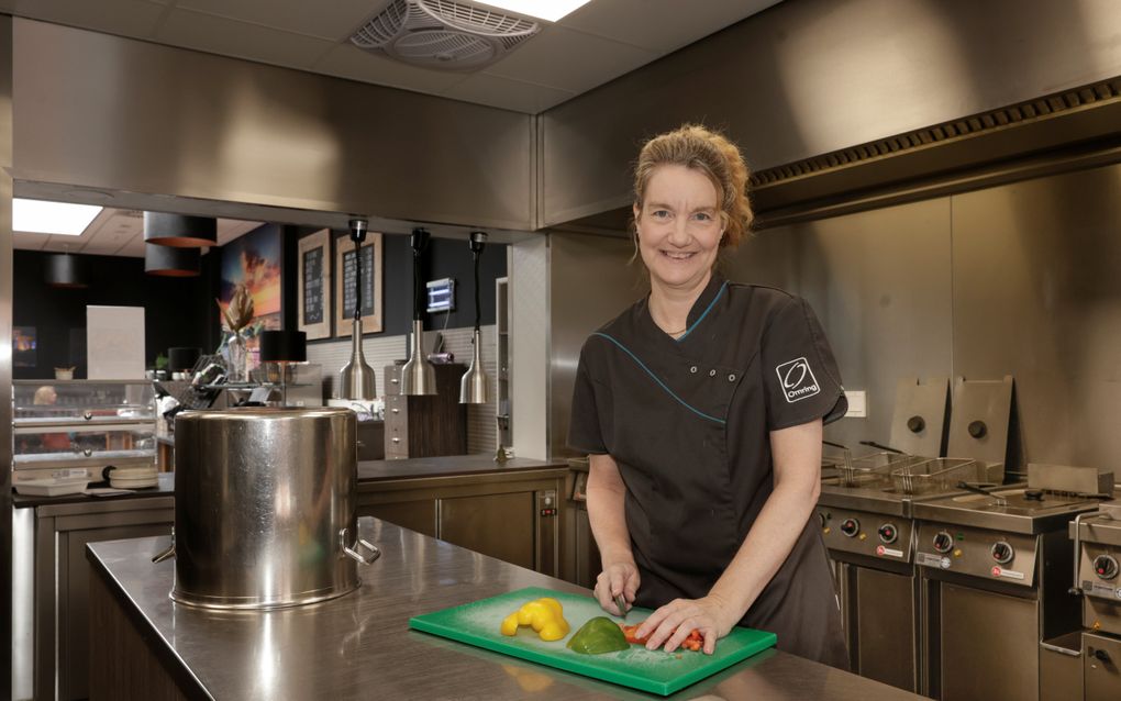 Annemarie Werkman (51) uit Breezand werkt als keukenassistente in een verpleeghuis, waar ze ook weleens op zondag werkt. beeld Martin Mooij
