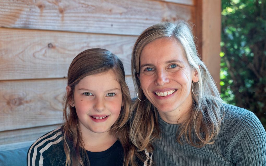 Willemijn de Weerd (op de foto met haar dochter Ella) ontvangt de chistelijke kinderboekenprijs Het Hoogste Woord voor haar boek ”Alleen maar zee”.  beeld André Dorst