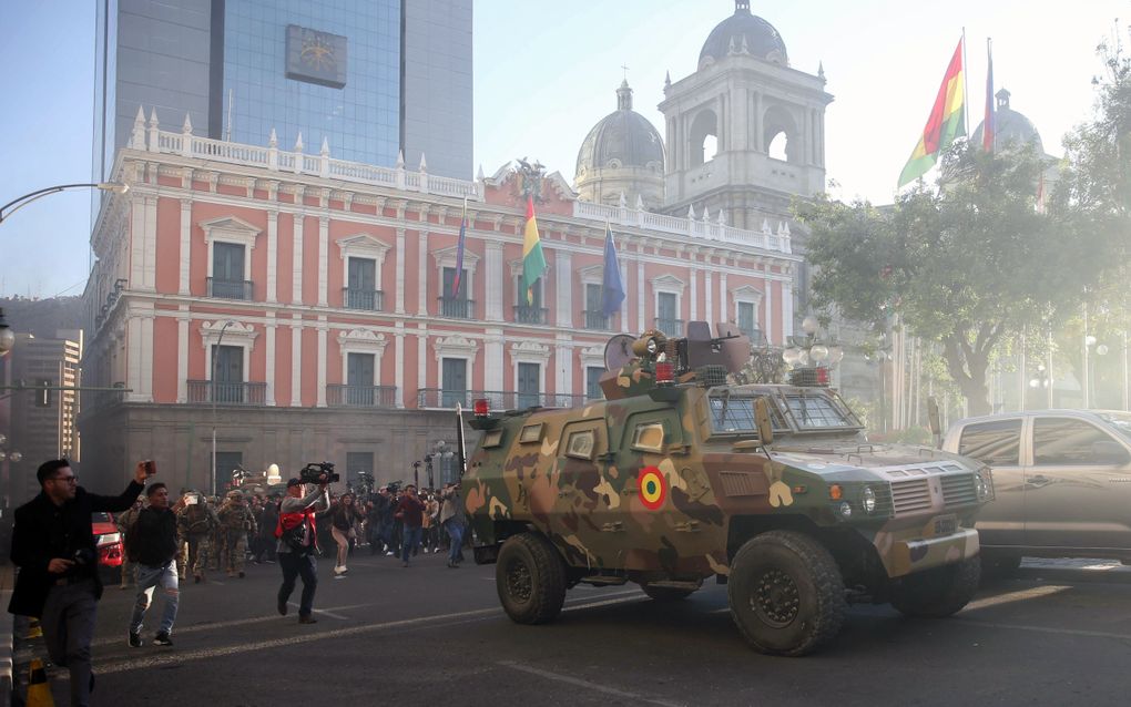 Troepen van het leger bezetten gisteren rond drie uur ’s middags het Murilloplein voor het Boliviaanse regeringspaleis in La Paz, Bolivia. beeld EPA, Luis Gandarillas