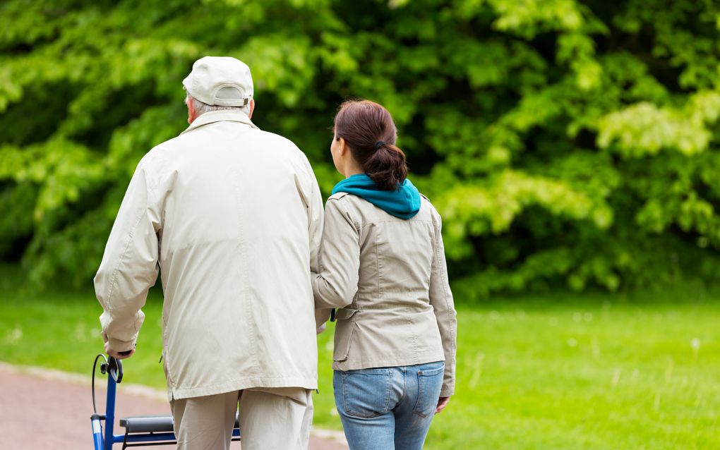 Steeds meer Nederlanders zullen in de toekomst structureel voor hulpbehoevende familie, vrienden of buren moeten gaan zorgen. beeld iStock