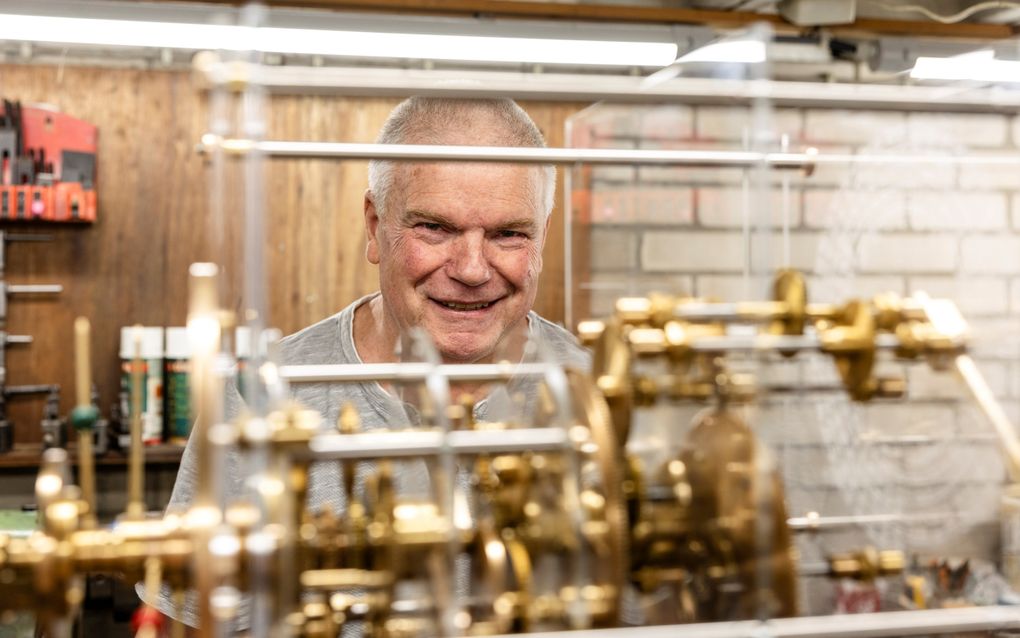 Wim Horseling vertelt maar al te graag over zijn replica van het Antikythera-mechanisme. beeld André Dorst