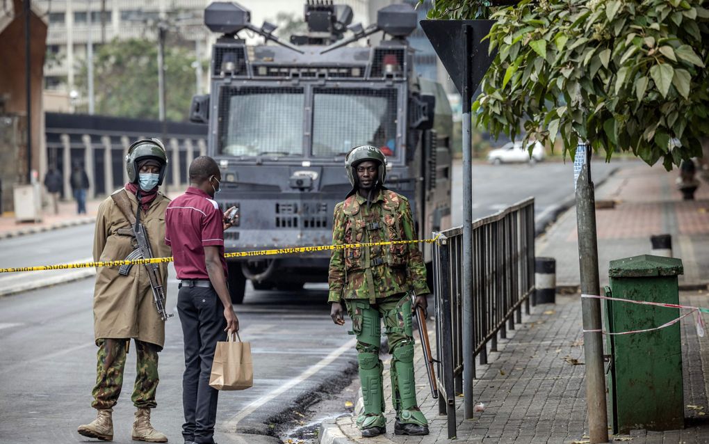 Keniaanse agenten bemannen een wegversperring in de hoofdstad Nairobi. beeld AFP, Luis Tato