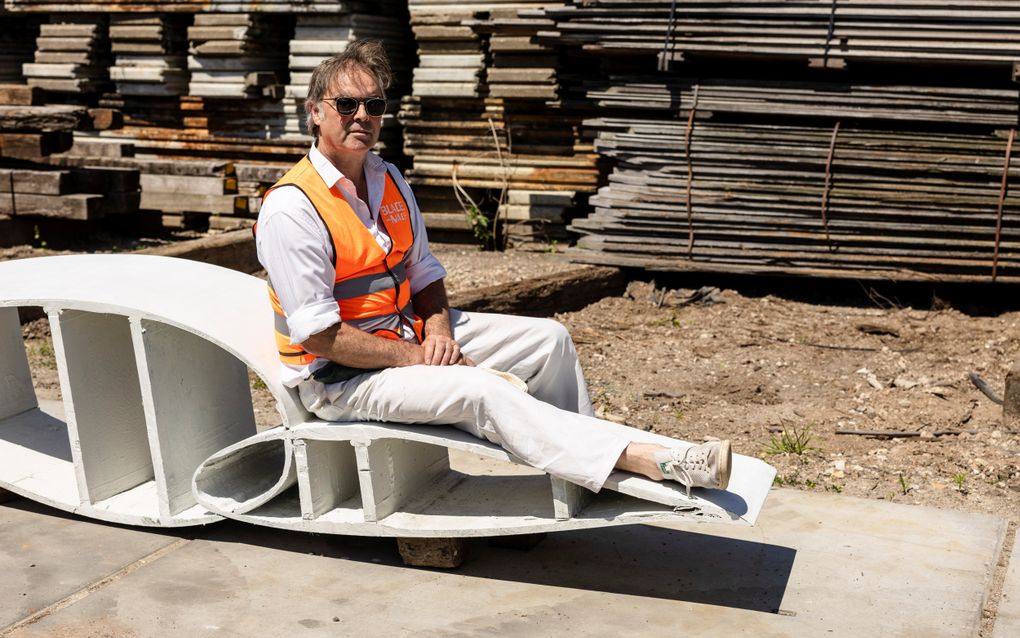 Jan Willem de Laive, directeur van Blade-Made, zit op een bankje dat is gemaakt van afgedankte windmolenwieken. beeld André Dorst