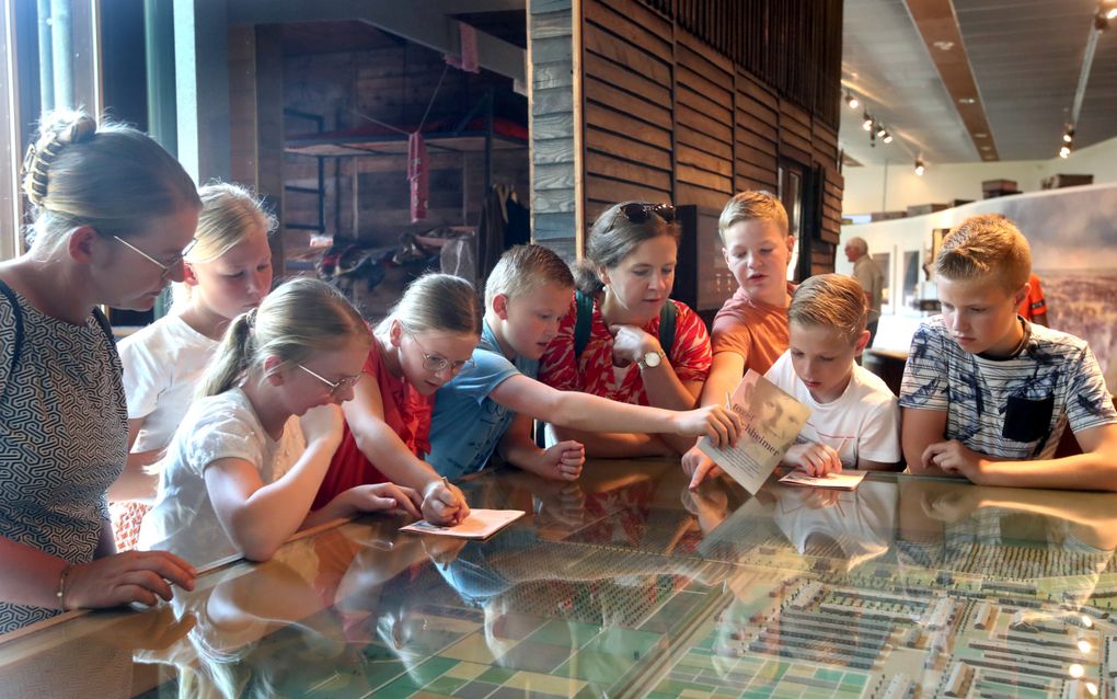 Leerlingen uit groep 8 van de Rehobothschool uit Genemuiden bekijken een maquette van Kamp Westerbork. beeld Persburo Melissen