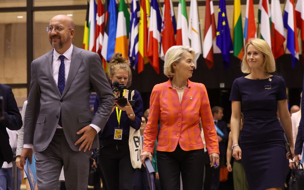 Ursula von der Leyen (midden) is donderdagavond opnieuw door de EU-leiders op de EU-top in Brussel voorgedragen als Commissievoorzitter en de Estse premier Kaja Kallas (rechts) als EU-buitenlandchef. Links Raadsvoorzitter Charles Michel, die plaatsmaakt voor António Costa. beeld EPA, Olivier Hoslet