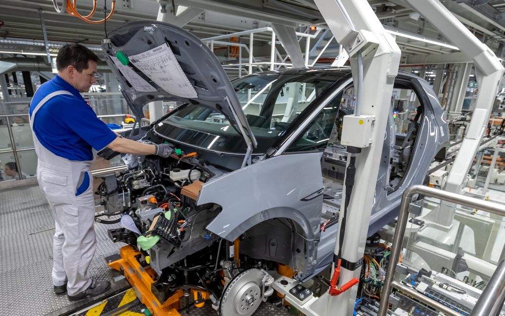 Autofabrikanten gebruiken de nieuwe printplaatjes om de neus van hun auto's vol elektronische onderdelen te stoppen of een geïntegreerd dashboard te maken. Foto: assemblage in de fabriek van Volkswagen in het Duitse Zwickau. beeld EPA, Uwe Meinhold