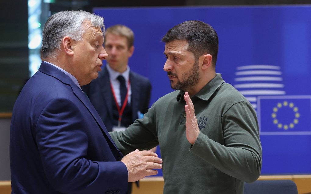 De Hongaarse premier Viktor Orbán en de Oekraïense president Volodymyr Zelensky donderdag op de EU-top in Brussel. De twee zijn geen vrienden. Hongarije probeert regelmatig Europese steunpakketten aan Oekraïne tegen te houden. beeld AFP, Olivier Hoslet. 