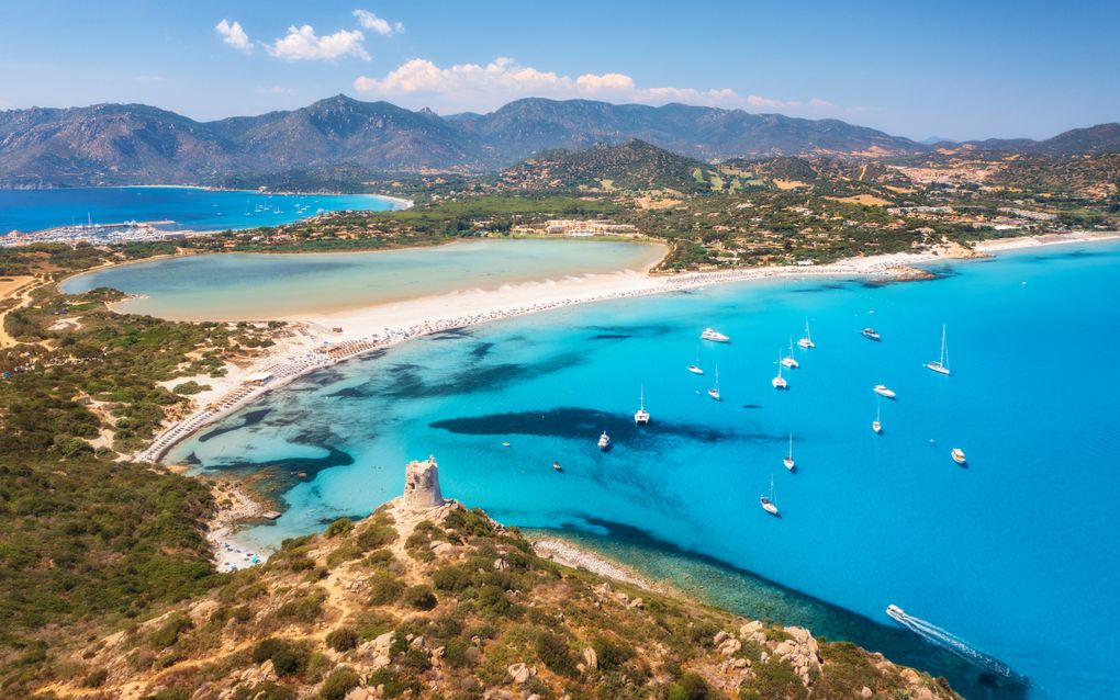 Porto Giunco in Sardinië is voor Italianen een geliefde plek om hun zomervakantie door te brengen. beeld Getty Images