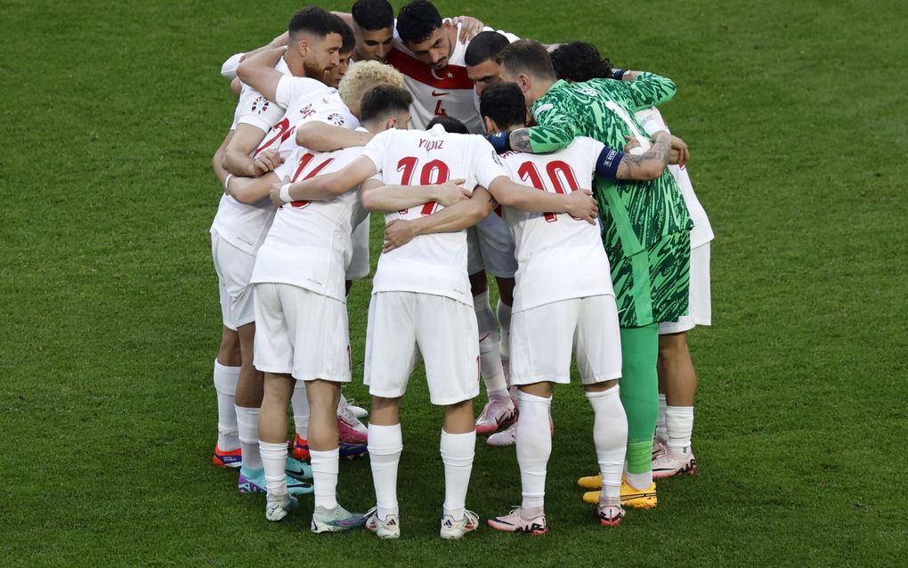 Spelers van het Turkse team voorafgaand aan een wedstrijd tegen Tsjechië in Hamburg, tijdens het Europees Kampioenschap voetbal. beeld EPA, Robert Ghement