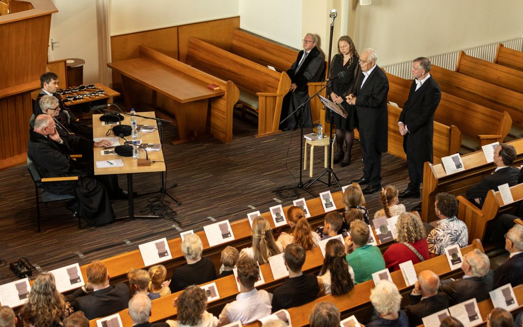 Bijgestaan door dochter Els en zoon Peter als paranimfen promoveerde ds. C.J. Meeuse vrijdag aan de Theologische Universiteit Apeldoorn.. Promotoren waren prof. dr. H.J. Selderhuis (links achter de tafel) en prof. dr. A. Goudriaan (rechts achter de tafel). beeld André Dorst