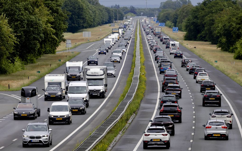 Drukte op de snelweg. beeld ANP, ROBIN VAN LONKHUIJSEN