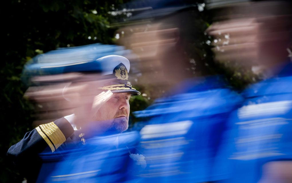 Koning Willem-Alexander neemt zaterdag in Den Haag het defilé af tijdens de twintigste Veteranendag. beeld ANP, Remko de Waal