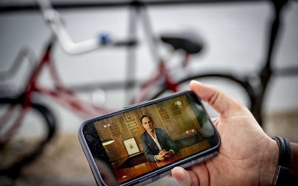 Demissionair premier Mark Rutte tijdens een laatste toespraak vanuit zijn werkkamer in het Torentje. beeld ANP, ROBIN UTRECHT