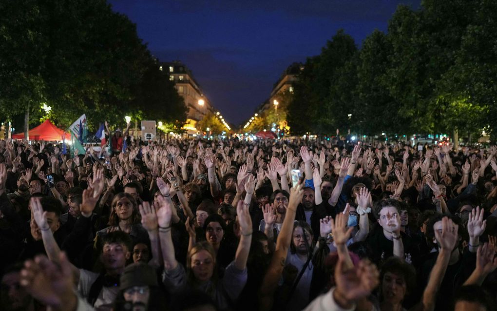 Demonstranten zondagavond op de Place de la Republique in Parijs. beeld AFP, Dimitar DILKOFF