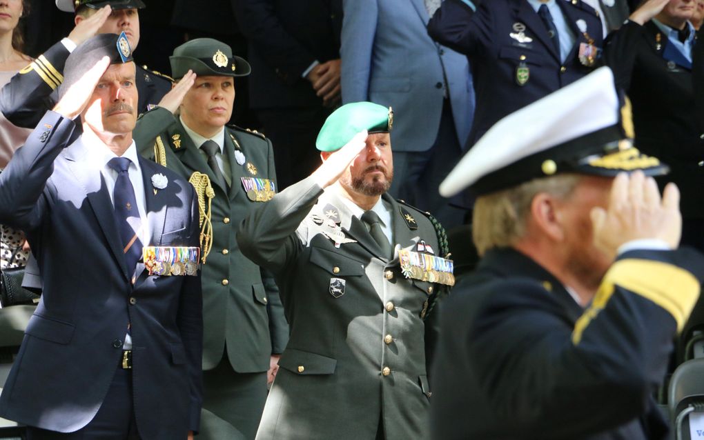 Koning Willem-Alexander (r.) en Marco Kroon (m.) tijdens de Veteranendag. beeld Riekelt Pasterkamp