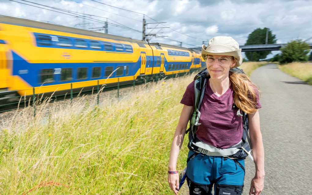 Hoofdconducteur Priscilla van Barlingen loopt een wandeltocht van 21 dagen van station naar station om aandacht te vragen voor geweld tegen ov-personeel.  beeld Ruben Schipper Fotografie