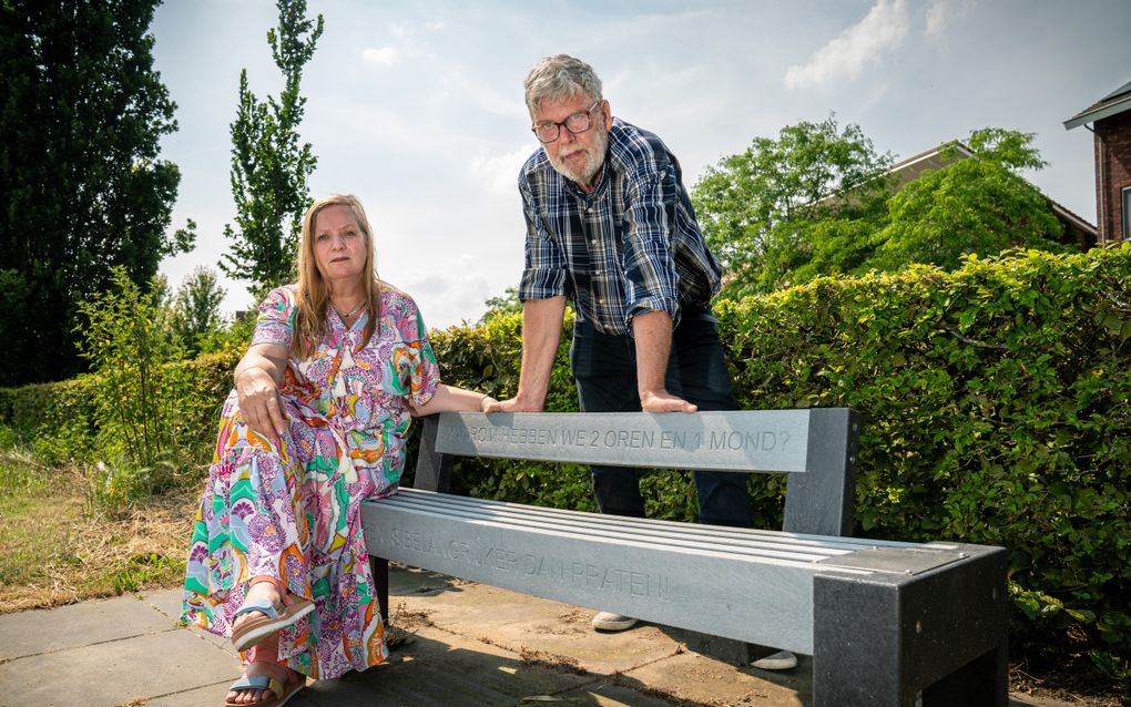 Randy en Caroline Knol bij een herinneringsbankje in Veghel, ter nagedachtenis aan hun dochter Ximena. Zij overleed in 2018 op 19-jarige leeftijd, na het zelfdodingsmiddel X te hebben gebruikt.  beeld Maikel Samuels