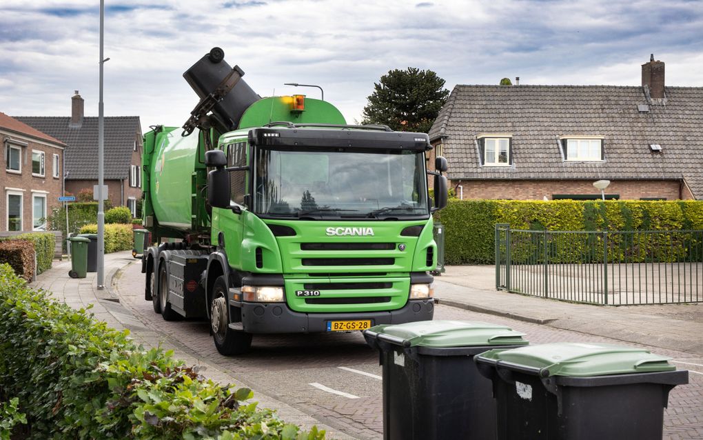 Rosalie haalt met haar Scaniatruck gft-afval op in Ochten.
beeld RD, Anton Dommerholt