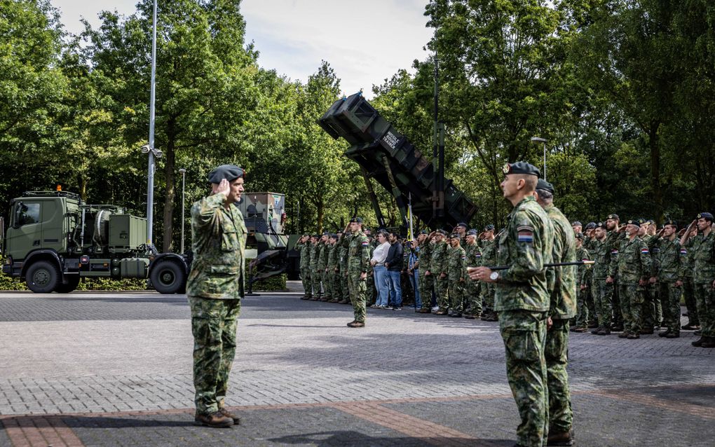 Militairen treden aan tijdens een oprichtingsceremonie van het Defensie Grondgebonden Luchtverdedigingscommando (DGLC). Defensie versterkt de Nederlands luchtverdediging met een extra vierde luchtverdedigingsbatterij. beeld ANP, Vincent Jannink