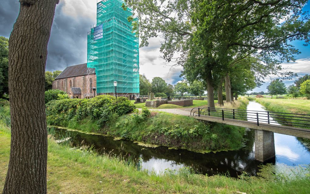 De 41 meter hoge toren van de Nicolaaskerk in Onstwedde wordt momenteel gerestaureerd. beeld Duncan Wijting