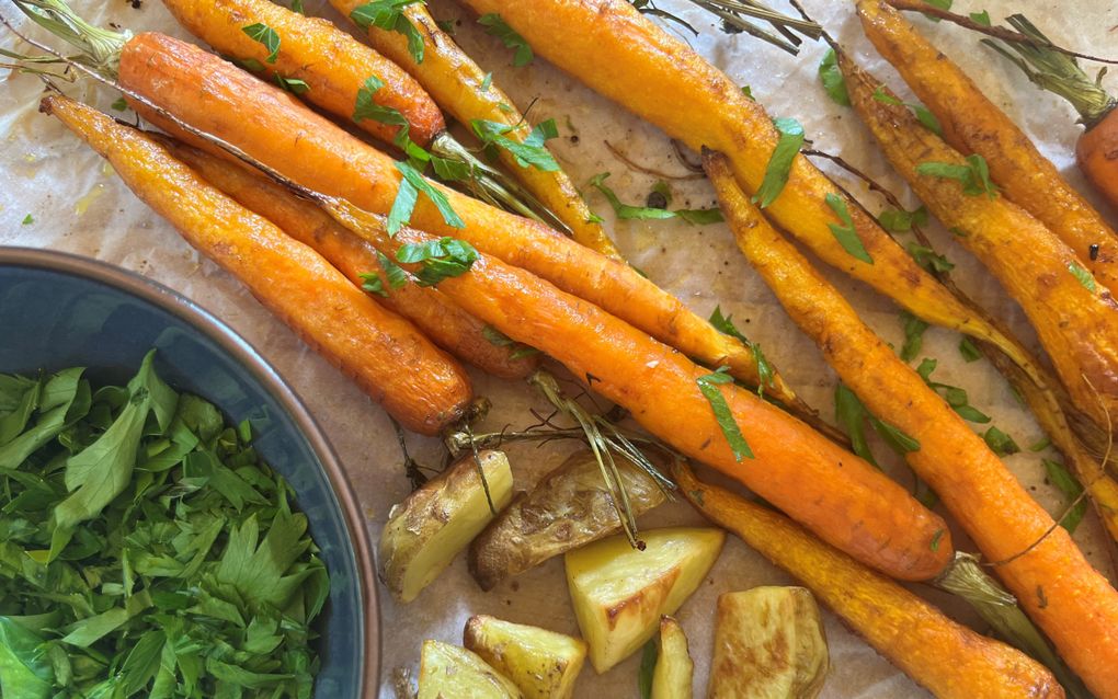 Geroosterde worteltjes met aardappeltjes uit de oven. beeld RD