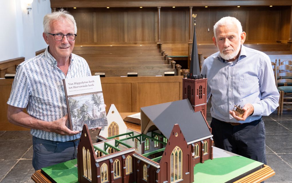 Cees Meijers (l.) en zijn achterneef Abram Meijers bij het schaalmodel van de vorige Kamerikse kerk. beeld RD, Anton Dommerholt