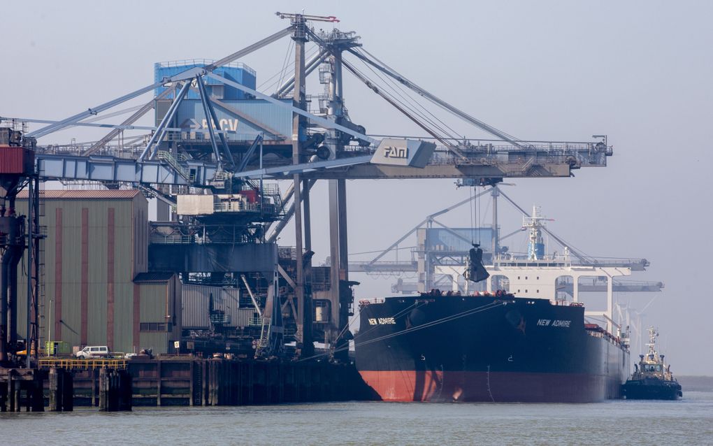 ROTTERDAM - Een vrachtschip in de haven. Nergens op het Europese continent zullen de gevolgen van een Brexit duidelijker zijn dan in Rotterdam, de grootste haven van Europa. ANP NIELS WENSTEDT