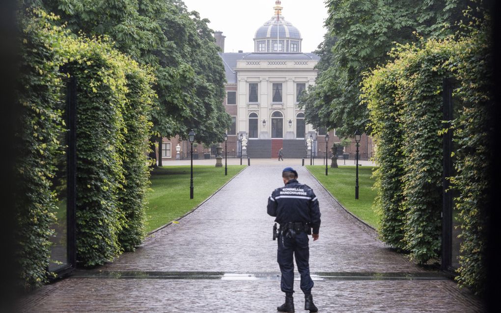 De laatste voorbereidingen bij Paleis Huis ten Bosch voorafgaand aan de beëdiging van het nieuwe kabinet met de traditionele bordesfoto. beeld ANP, Jeroen Jumelet. 