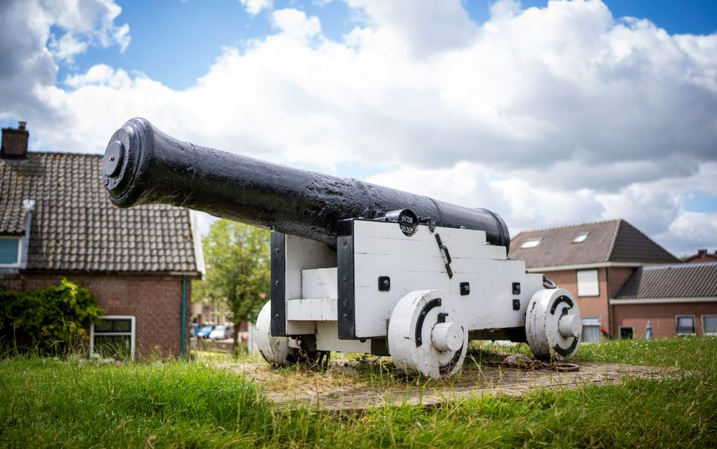 Kanonnen in Nieuwpoort herinneren aan het oorlogsverleden. beeld Cees van der Wal