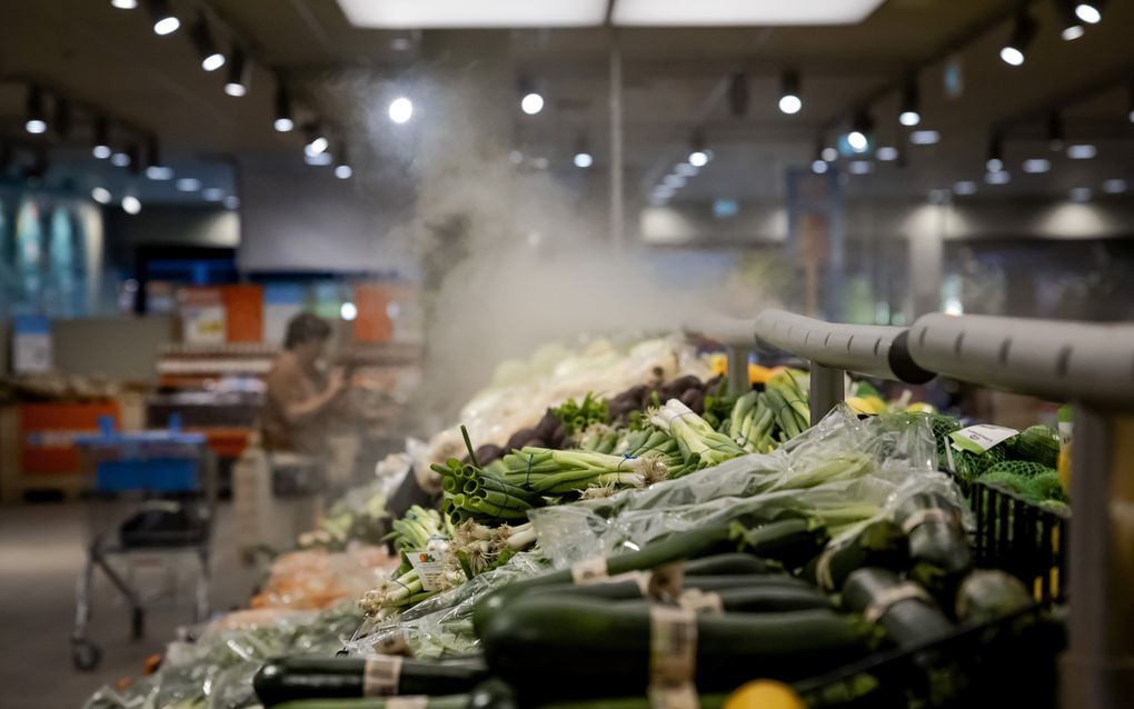 Groenten in een winkel van Albert Heijn. Onder meer door gestegen voedselprijzen is de inflatie in juni toegenomen naar 3,2 procent. beeld ANP, Robin van Lonkhuijsen