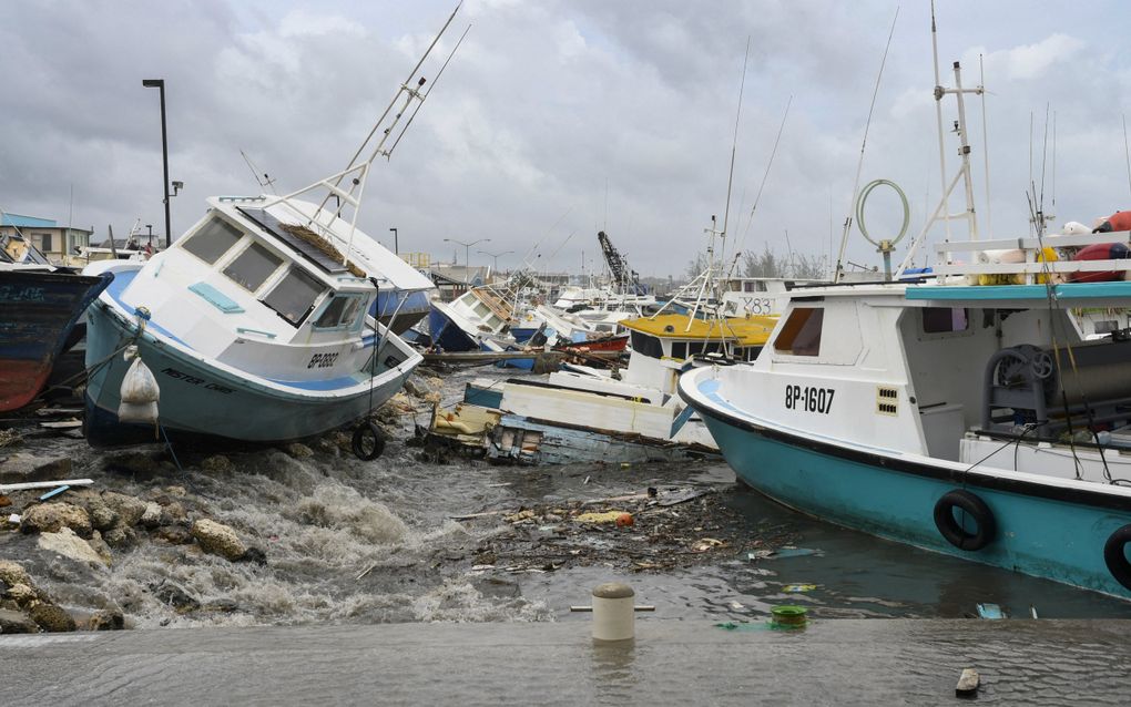 Beschadigde vissersboten liggen op de kust nadat orkaan Beryl maandag 1 juli langskwam. beeld AFP, Randy Brooks 