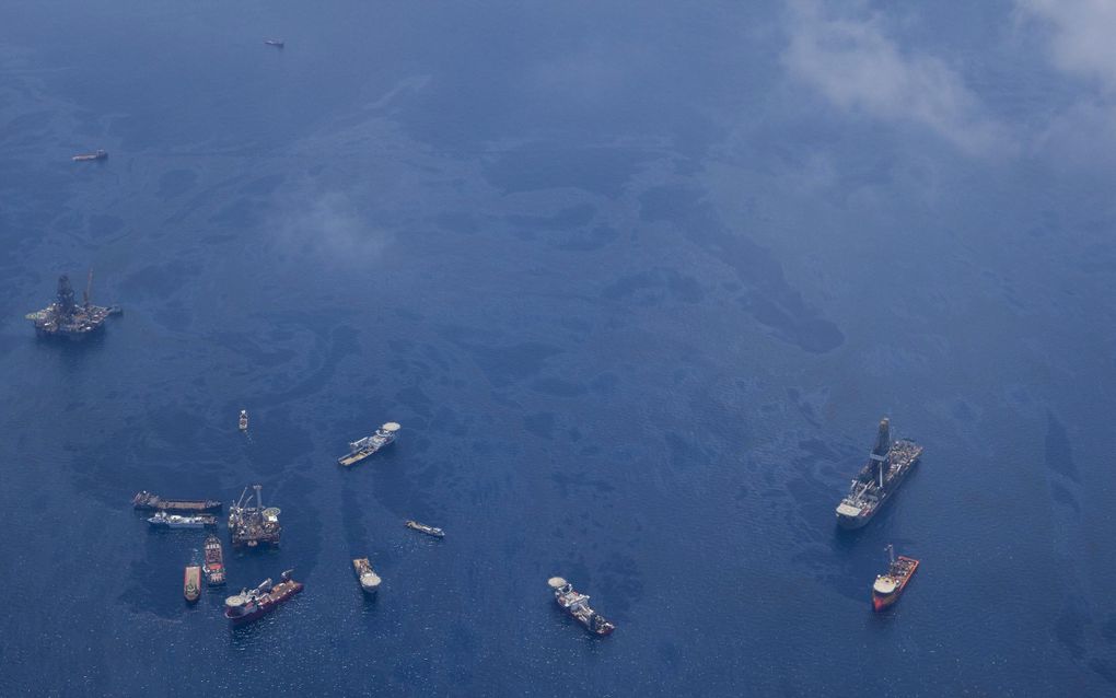 HOUSTON - Boten op de plaats van het gezonken boorplatform Deepwater Horizon proberen de lek te dichten. Foto EPA