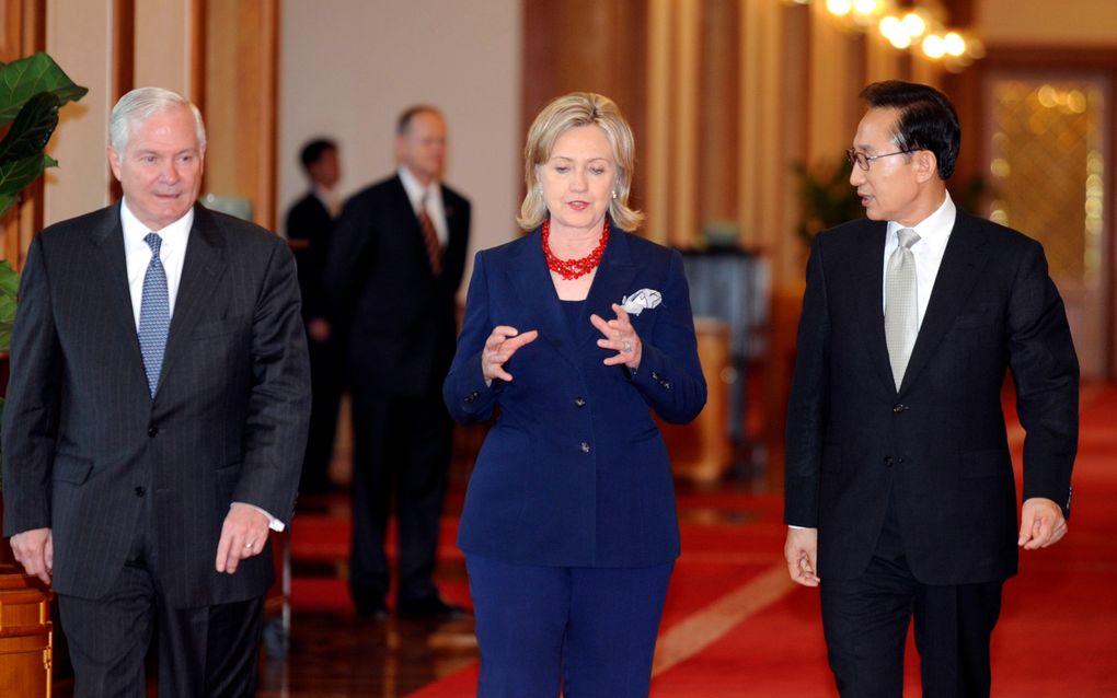 De Amerikaanse minister van Defensie Robert Gates, minister van Buitenlandse Zaken Hillary Clinton en de Zuid-Koreaanse president Lee Myung-Bak tijdens een recente ontmoeting. Foto EPA