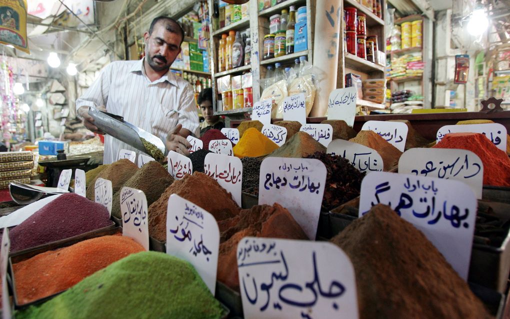 Straatverkoper in Bagdad, Irak, verkoopt ingrediënten in aanloop naar de ramadan. Foto EPA