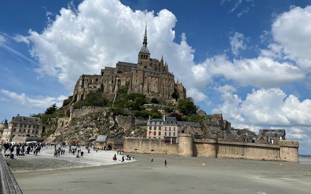 Mont Saint-Michel: eb en vloed rond de abdij op de rots