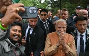 De Indiase premier Narendra Modi arriveert woensdag bij het monument op het Goede Maharaja Plein in het Poolse Warschau, een herinnering aan Digvijaysinhji Ranjitsinhji Jadeja. Modi legde bloemen bij de herinneringsplek aan deze Indiase man, die in de Tweede Wereldoorlog honderden Poolse kinderen onderdak bood. beeld AFP, Sergei Gapon