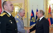 Aleksandr Mojsejev (l.) tijdens een ontmoeting met de Russische president Vladimir Poetin in 2018.  Mojsejev voert dan nog het bevel over de Zwarte Zeevloot. beeld EPA, Alexey Nikolsky