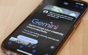 Een telefoon toont Gemini, een programma dat kunstmatige intelligentie gebruikt. beeld AFP, Michael M. Santiago 