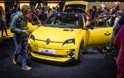 Bezoekers bekijken een elektrische Renault R5 E-Tech tijdens de Internationale Autosalon van Genève dit jaar. beeld AFP, Fabrice Coffrini