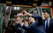 Demissionair minister-president Mark Rutte krijgt een rondleiding door de wijk Dashilar in Peking tijdens een werkbezoek aan Volksrepubliek China. beeld ANP, Remko de Waal