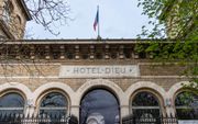 „In Parijs staat het mogelijk oudste nog in gebruik zijnde ziekenhuis ter wereld: Hôtel-Dieu (Gasthuis van God).” beeld iStock