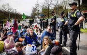 Klimaatactivisten van Extinction Rebellion zaterdag op de Zuid-Hollandlaan in Den Haag. beeld ANP, Ramon van Flymen