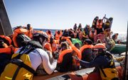 Hulpverleners van de organisatie SOS Mediterranee pikken in maart voor de kust van Libië Afrikaanse migranten op van de Middellandse Zee. beeld AFP, Johanna de Tessieres