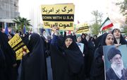 Iraanse vrouwen vieren maandag in het centrum van Teheran de aanval op Israël. beeld EPA, Abedin Taherkenareh