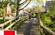 Het Smijtegeltbruggetje over de Couperusgracht in de Harderwijkse wijk Stadsdennen. beeld André Dorst