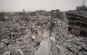 „Er zijn al veel te veel doden en gewonden te betreuren. De verwoestingen zijn enorm. Ruim 30.000 doden en meer dan 75.000 gewonden; bijna twee miljoen vluchtelingen en een gebied waar meer dan de helft van de gebouwen is verwoest; dat zijn de duizelingwekkende cijfers van het drama dat zich in Gaza voltrekt.” Foto: Palestijnen te midden van de ruïnes van Nuseirat. beeld AFP