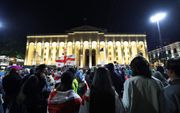 Demonstranten bij het parlementsgebouw in Tbilisi. beeld AFP, Giorgi ARJEVANIDZE