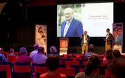 De stichting Kom over en help, die vijftig jaar bestaat, hield zaterdag een jubileumdag in en rond congrescentrum Belmont in Ede. Buiten was van alles te doen, binnen ook. Foto: in gesprek met oud-voorzitter Dick van den Noort. Van den Noort vormde jarenlang het boegbeeld van de stichting. beeld Niek Stam