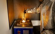 Het smelten van ingekochte gouden sieraden bij het Goudwisselkantoor. beeld ANP, Robin van Lonkhuijsen